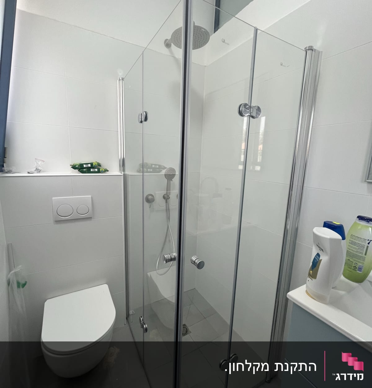 מקלחון זכוכית עם ראש מקלחת עגול